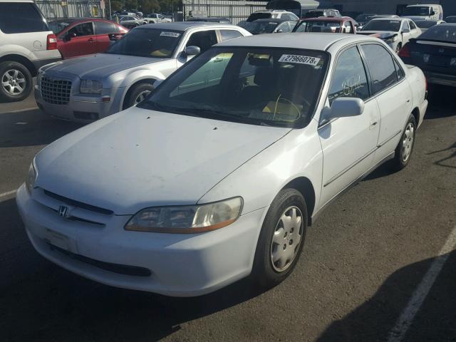 1HGCG5645WA071876 - 1998 HONDA ACCORD LX WHITE photo 2