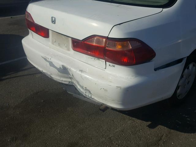 1HGCG5645WA071876 - 1998 HONDA ACCORD LX WHITE photo 9