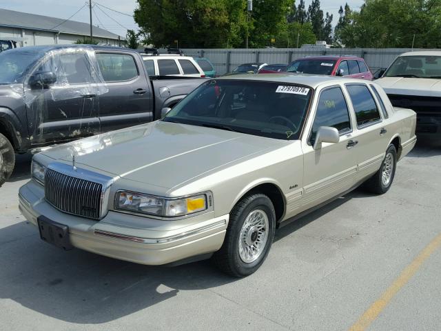 1LNLM81W1VY735304 - 1997 LINCOLN TOWN CAR E BEIGE photo 2