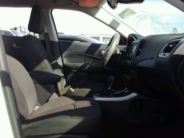 3C4NJCAB9JT105435 - 2018 JEEP COMPASS SP WHITE photo 5