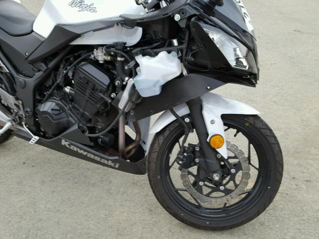 JKAEX8A11HDA31900 - 2017 KAWASAKI EX300 A WHITE photo 9