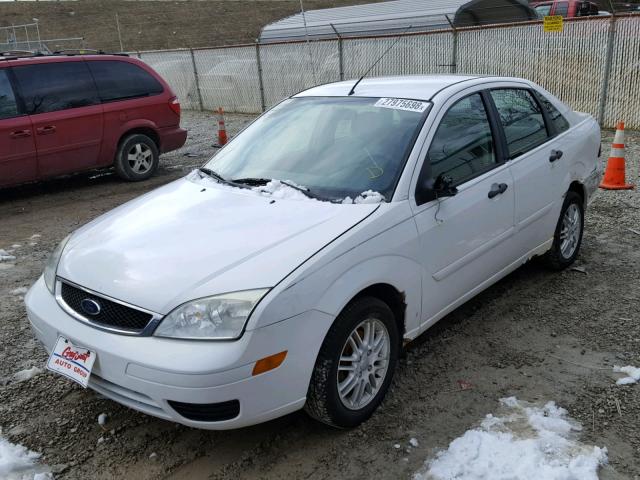 1FAFP34N56W197000 - 2006 FORD FOCUS ZX4 WHITE photo 2