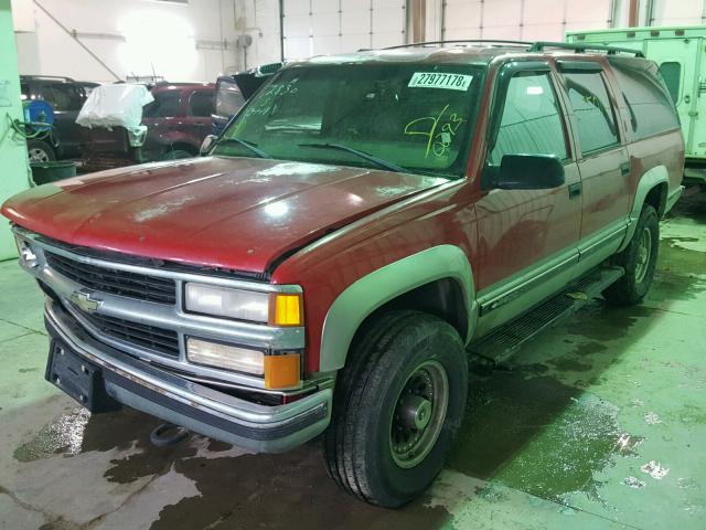 1GNGK26R6WJ330293 - 1998 CHEVROLET SUBURBAN K RED photo 2