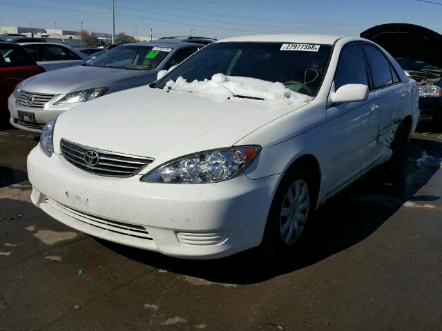 4T1BE32K95U590771 - 2005 TOYOTA CAMRY LE WHITE photo 2