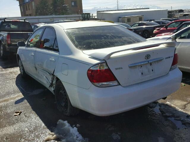 4T1BE32K95U590771 - 2005 TOYOTA CAMRY LE WHITE photo 3