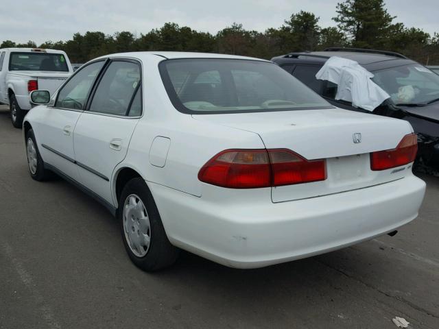 1HGCG6659XA033227 - 1999 HONDA ACCORD LX WHITE photo 3