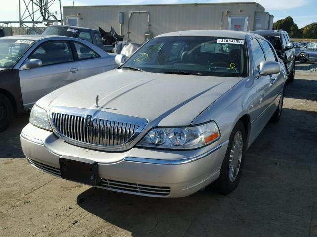 2LNHM82W88X645401 - 2008 LINCOLN TOWN CAR S SILVER photo 2