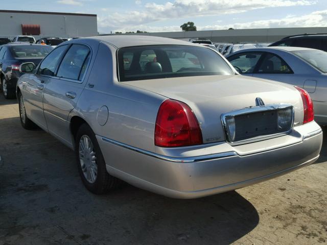 2LNHM82W88X645401 - 2008 LINCOLN TOWN CAR S SILVER photo 3