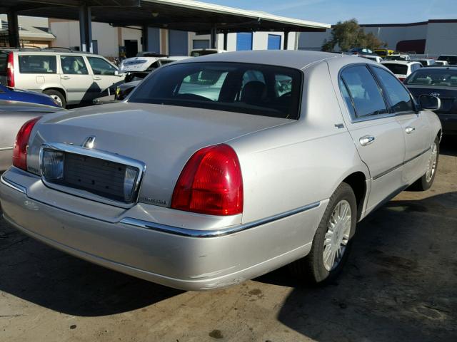 2LNHM82W88X645401 - 2008 LINCOLN TOWN CAR S SILVER photo 4