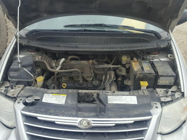 2C4GP44R75R421608 - 2005 CHRYSLER TOWN & COU GRAY photo 7