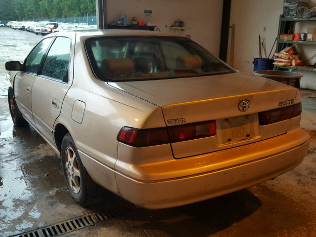 JT2BG28K5W0118178 - 1998 TOYOTA CAMRY LE TAN photo 3