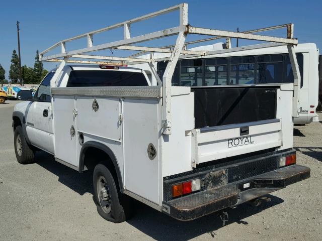 1GDHC24U12E252473 - 2002 GMC SIERRA C25 WHITE photo 3