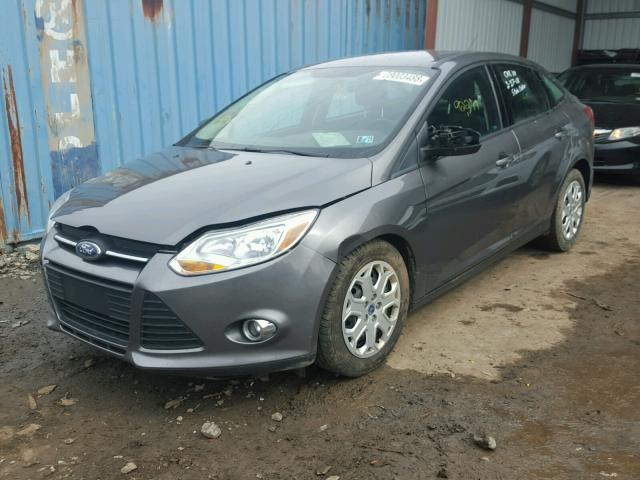 1FAHP3F20CL307654 - 2012 FORD FOCUS SE GRAY photo 2