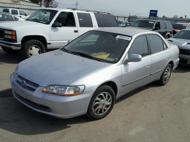 JHMCG5642YC017875 - 2000 HONDA ACCORD LX SILVER photo 2