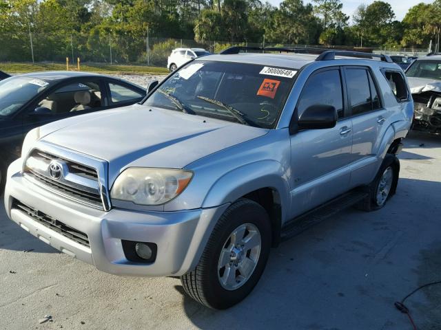 JTEZU14R278077521 - 2007 TOYOTA 4RUNNER SR SILVER photo 2