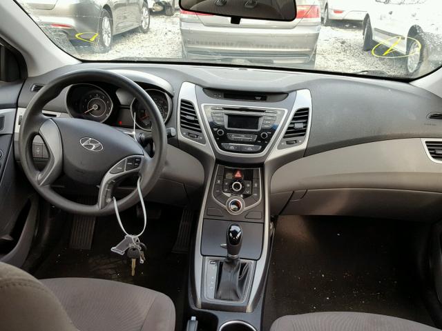 5NPDH4AE3GH738769 - 2016 HYUNDAI ELANTRA SE WHITE photo 9