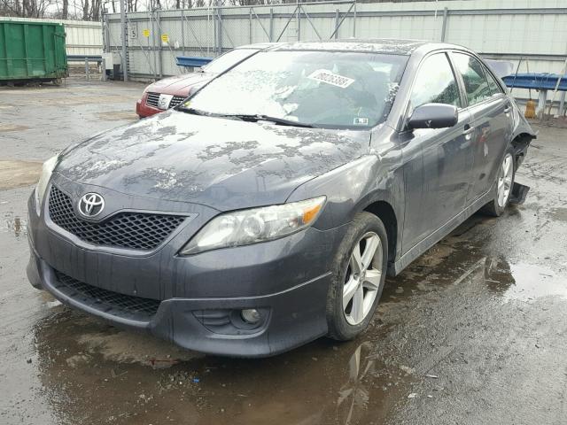 4T1BK3EK5AU116069 - 2010 TOYOTA CAMRY SE GRAY photo 2