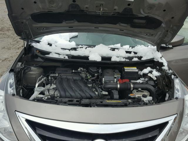 3N1CN7AP1GL886333 - 2016 NISSAN VERSA S GRAY photo 7