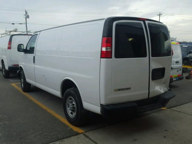 1GCWGAFF3H1100574 - 2017 CHEVROLET EXPRESS G2 WHITE photo 3