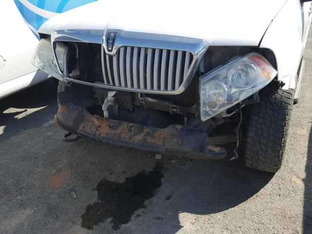 5LMFU285X5LJ11759 - 2005 LINCOLN NAVIGATOR 白色 照片 9