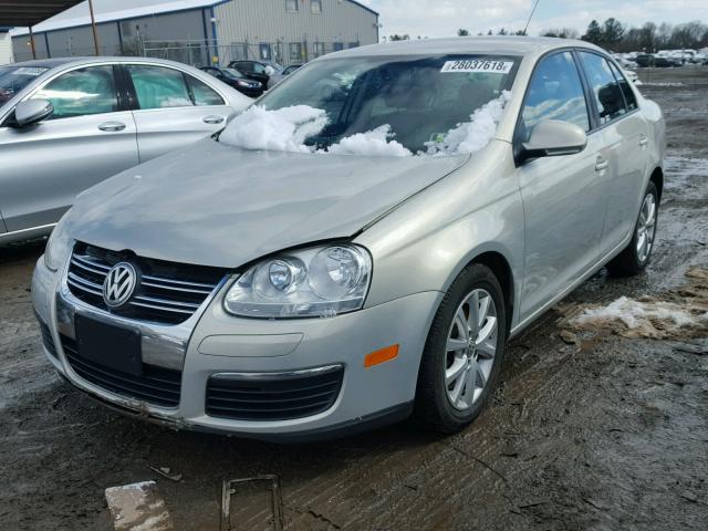 3VWAZ7AJ7AM102658 - 2010 VOLKSWAGEN JETTA LIMI SILVER photo 2