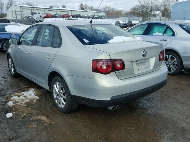 3VWAZ7AJ7AM102658 - 2010 VOLKSWAGEN JETTA LIMI SILVER photo 3