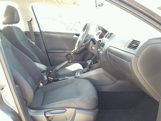 3VW2K7AJ2EM445263 - 2014 VOLKSWAGEN JETTA BASE ნაცრისფერი ფოტო 5