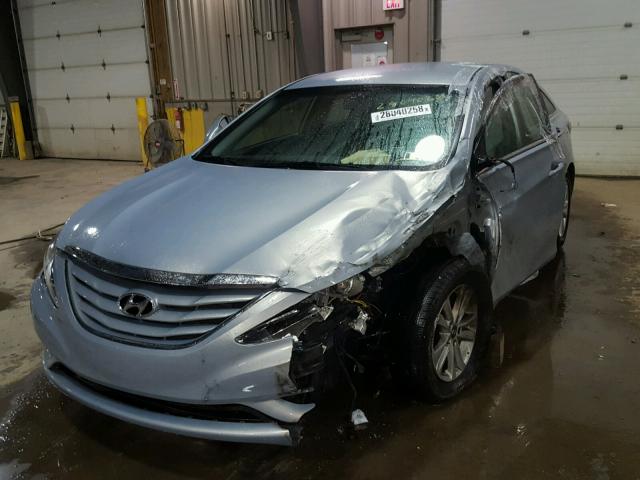 5NPEB4AC1DH530891 - 2013 HYUNDAI SONATA GLS SILVER photo 2