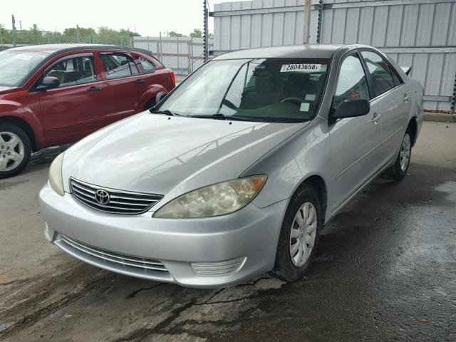 4T1BE32K45U510941 - 2005 TOYOTA CAMRY LE SILVER photo 2