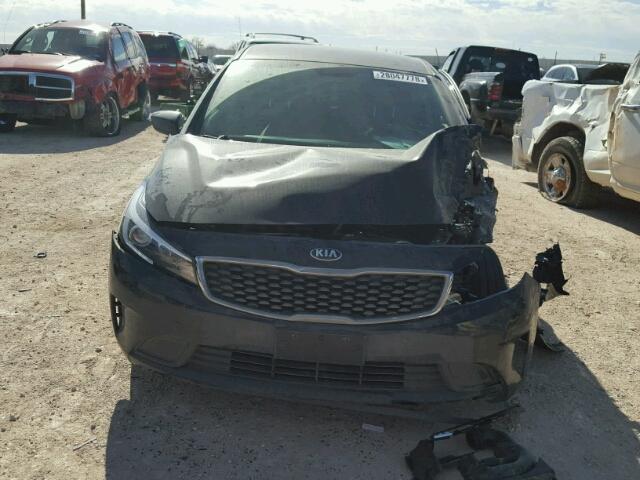 3KPFK4A75HE126736 - 2017 KIA FORTE LX BLACK photo 9