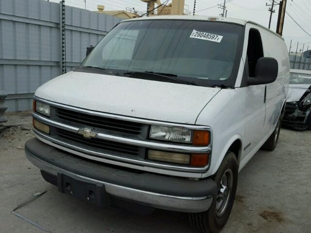 1GCHG35R221112660 - 2002 CHEVROLET EXPRESS G3 WHITE photo 2