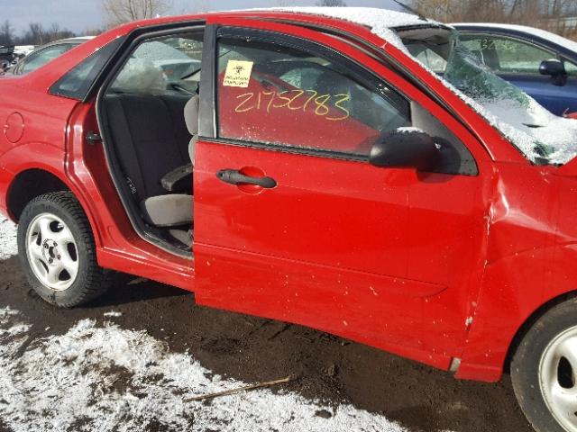 1FAFP34P2YW215988 - 2000 FORD FOCUS SE RED photo 10