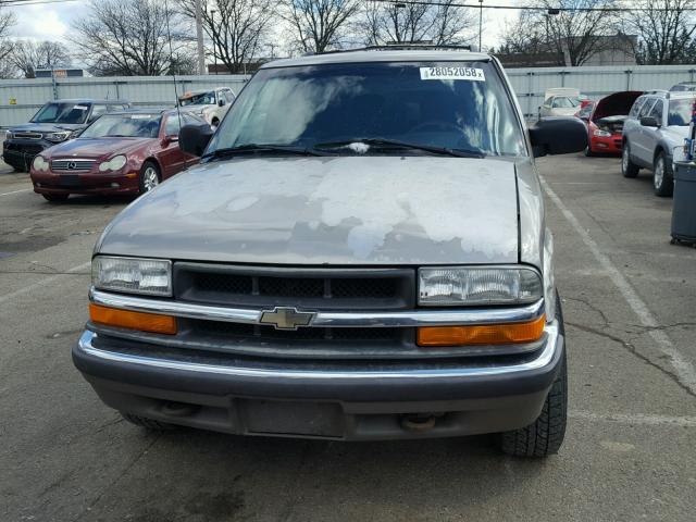 1GNCT18W7YK300421 - 2000 CHEVROLET BLAZER GOLD photo 9