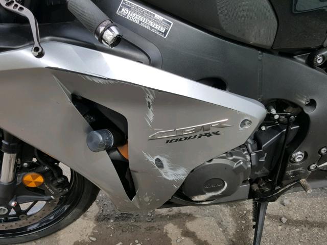 JH2SC59008M008563 - 2008 HONDA CBR1000 RR SILVER photo 9