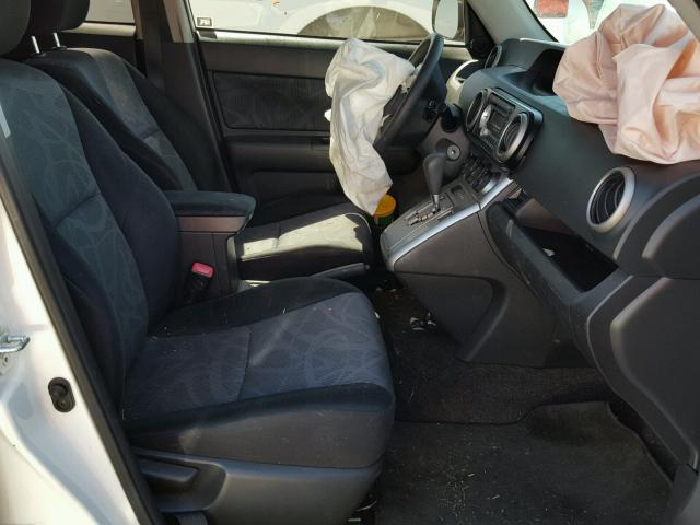 JTLZE4FE8B1129236 - 2011 TOYOTA SCION XB WHITE photo 5