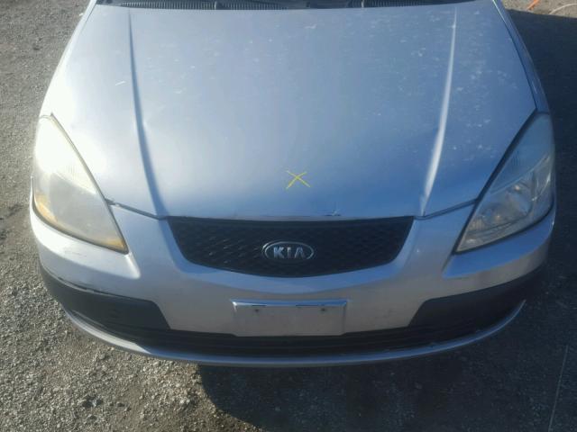 KNADE123986338258 - 2008 KIA RIO BASE SILVER photo 7