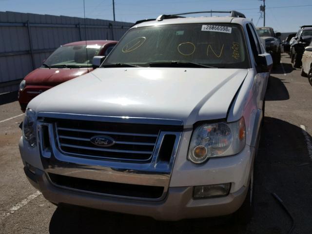 1FMEU6EE8AUA87251 - 2010 FORD EXPLORER E WHITE photo 2