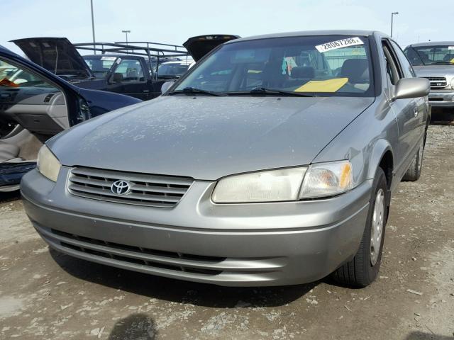 JT2BG22K5W0240158 - 1998 TOYOTA CAMRY CE GRAY photo 2