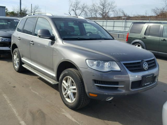 WVGBF7A9XAD002468 - 2010 VOLKSWAGEN TOUAREG V6 GRAY photo 1