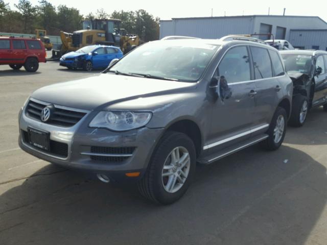 WVGBF7A9XAD002468 - 2010 VOLKSWAGEN TOUAREG V6 GRAY photo 2