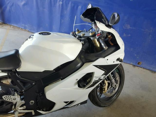 JS1GN7CA442100877 - 2004 SUZUKI GSX-R600 K WHITE photo 5