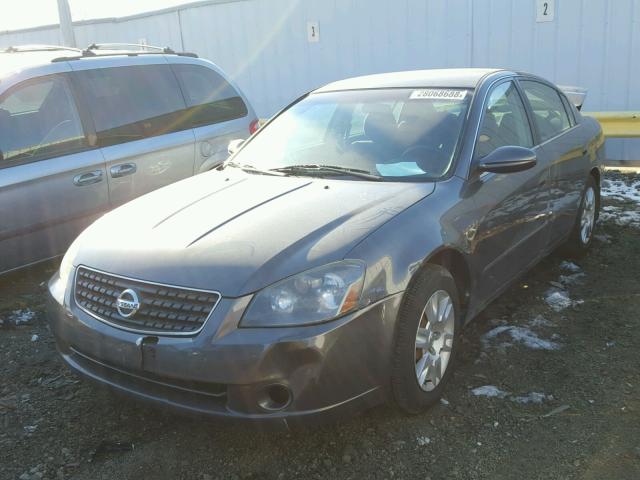 1N4AL11D25C385611 - 2005 NISSAN ALTIMA S GRAY photo 2