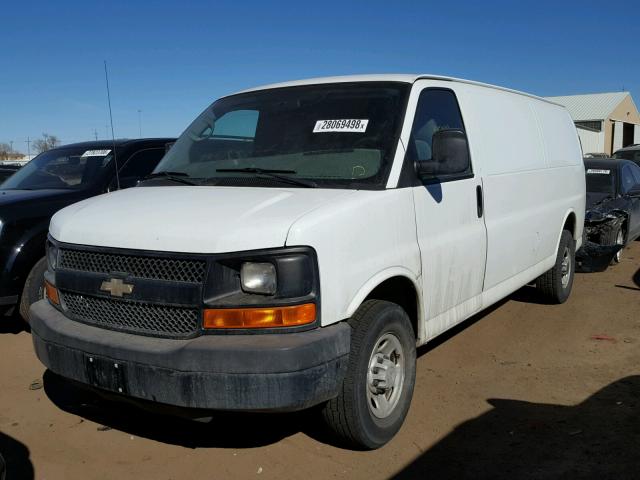 1GCGG29C091138664 - 2009 CHEVROLET EXPRESS G2 WHITE photo 2