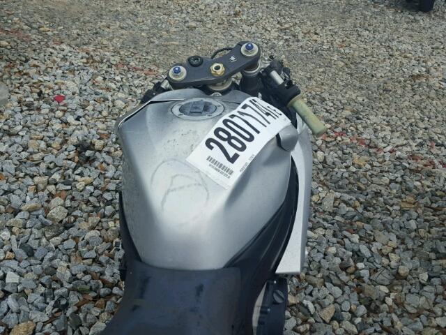 JS1GN7DA162104127 - 2006 SUZUKI GSX-R600 K SILVER photo 5