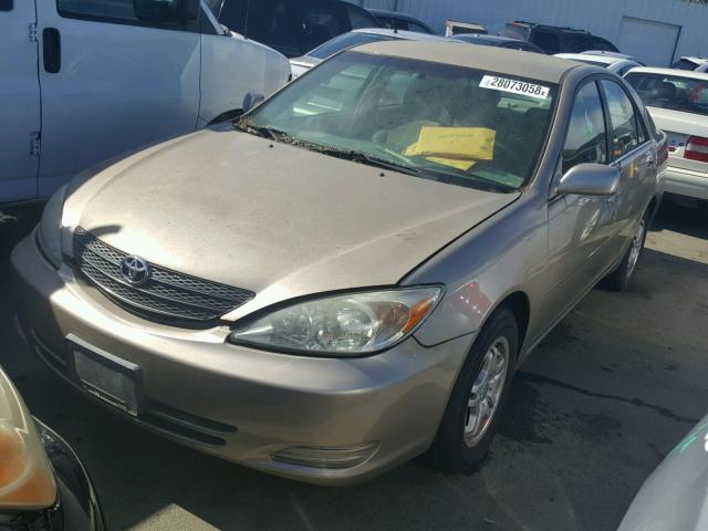 JTDBE32K120067980 - 2002 TOYOTA CAMRY LE GOLD photo 2