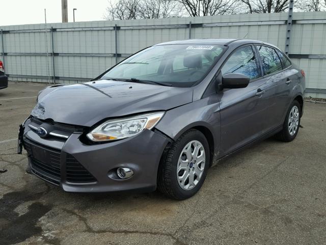 1FAHP3F2XCL150425 - 2012 FORD FOCUS SE GRAY photo 2