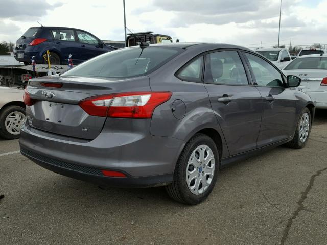 1FAHP3F2XCL150425 - 2012 FORD FOCUS SE GRAY photo 4