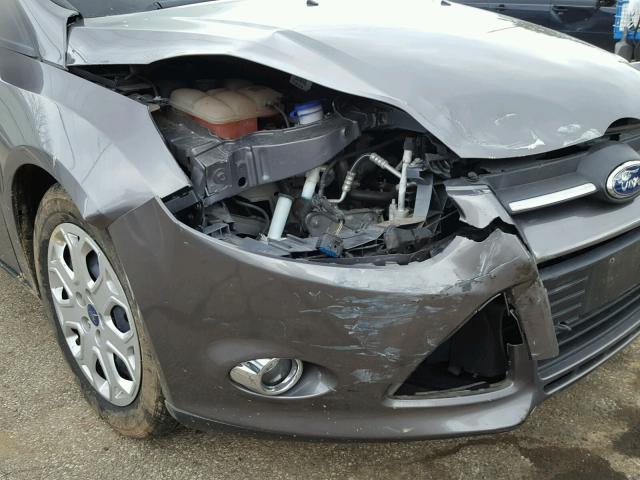 1FAHP3F2XCL150425 - 2012 FORD FOCUS SE GRAY photo 9