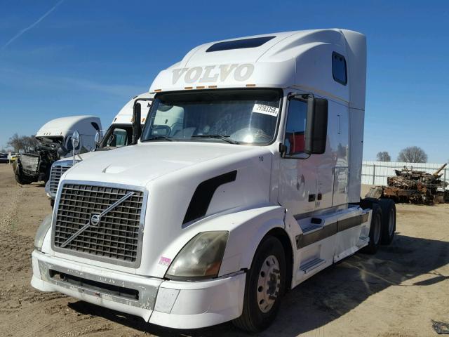 4V4NC9TJ66N421663 - 2006 VOLVO VN VNL WHITE photo 2