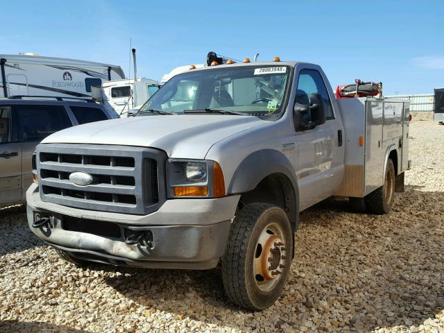 1FDXF47P75EC88015 - 2005 FORD F450 SUPER GRAY photo 2